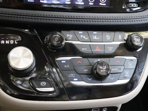 Used 2019 Chrysler Pacifica Limited w/ Advanced Safetytec Group FWD image 18