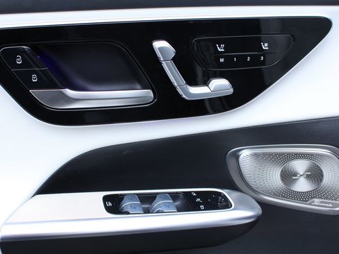 Used 2024 Mercedes-Benz GLC 300 4MATIC image 10