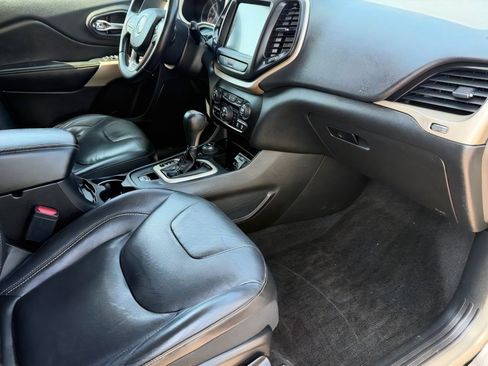 Used 2018 Jeep Cherokee Limited w/ High Altitude Package AWD/4WD image 13