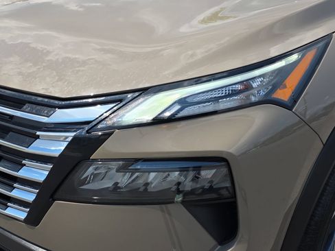 Used 2025 Nissan Rogue SV FWD image 30