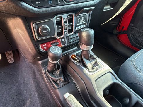 Used 2025 Jeep Wrangler Willys AWD/4WD image 24