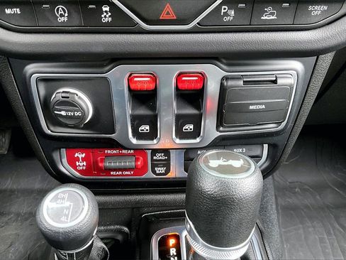 Used 2024 Jeep Wrangler Rubicon w/ Safety Group image 15