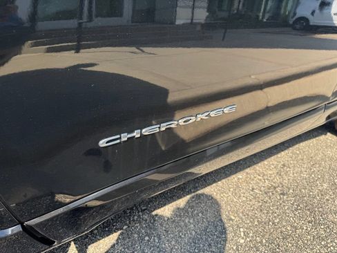 Used 2020 Jeep Cherokee Overland w/ Technology Group AWD/4WD image 37