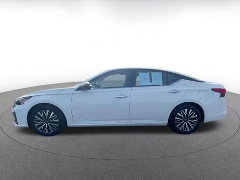 Used 2025 Nissan Altima 2.5 SV image 9