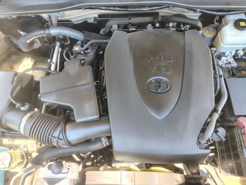 Used 2017 Toyota Tacoma TRD Off-Road w/ Tow Package (A/T) AWD/4WD image 12