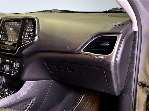 Used 2019 Jeep Cherokee Limited image 25