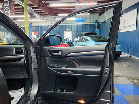 Used 2017 Toyota Highlander Limited image 12