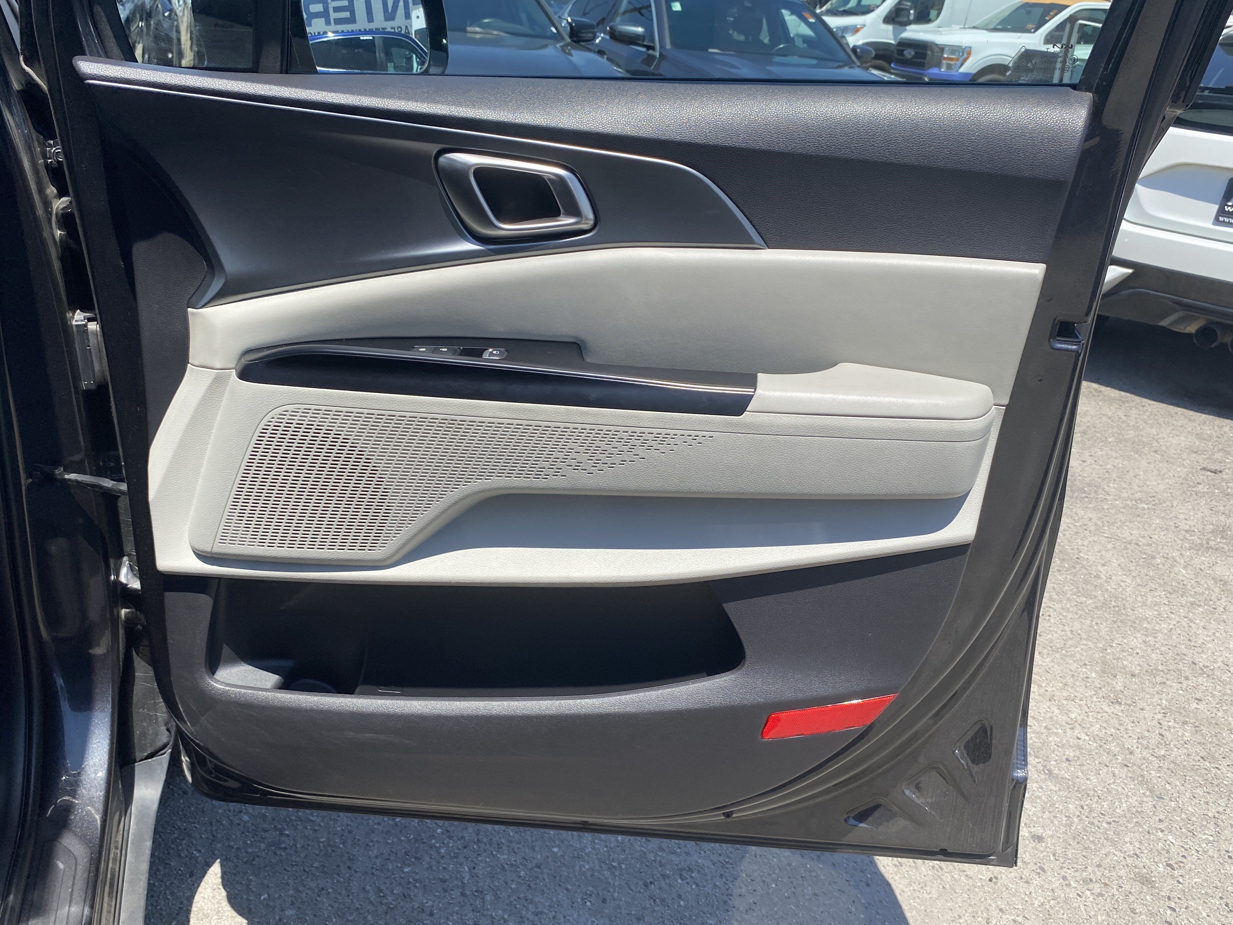 Used 2024 Kia Carnival LX FWD image 27