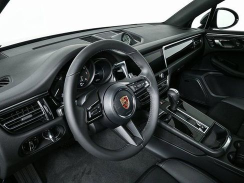 Certified 2025 Porsche Macan image 4