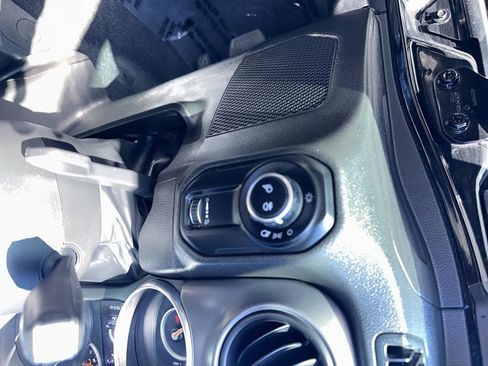 Used 2023 Jeep Gladiator Sport image 16