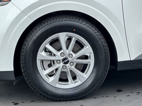 Certified 2023 Kia Carnival LX image 29