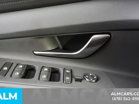 Used 2025 Hyundai Elantra SE image 46