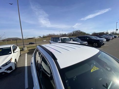 Used 2024 Jeep Compass Latitude image 11