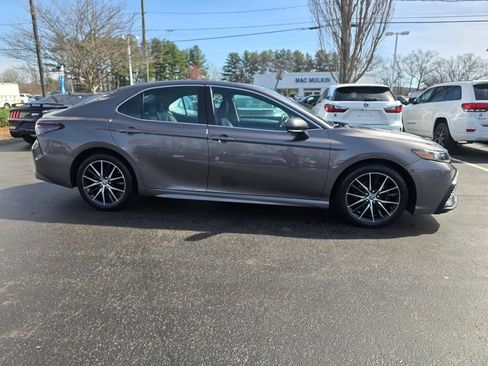Used 2022 Toyota Camry SE w/ Carpet Mat Package (TMS) image 9