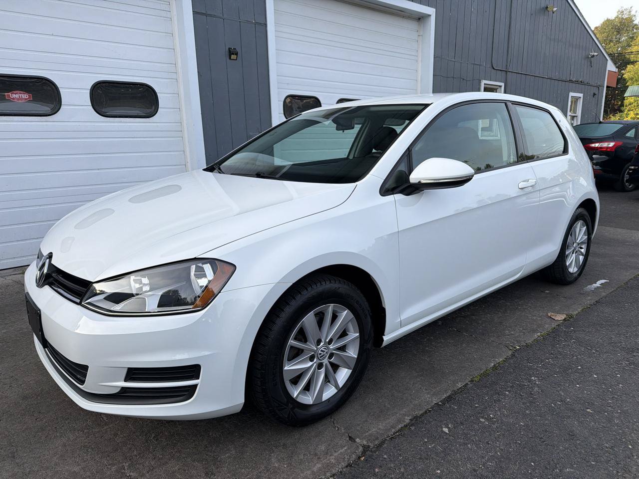 Used 2015 Volkswagen Golf S FWD image 1