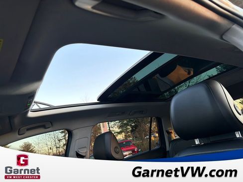 Certified 2022 Volkswagen Tiguan SE w/ Panoramic Sunroof Package image 18