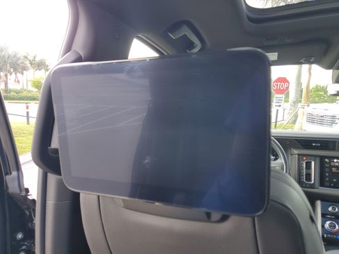 Used 2023 GMC Yukon Denali w/ Advanced Technology Package image 17