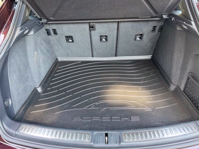 Used 2025 Porsche Macan AWD/4WD image 12
