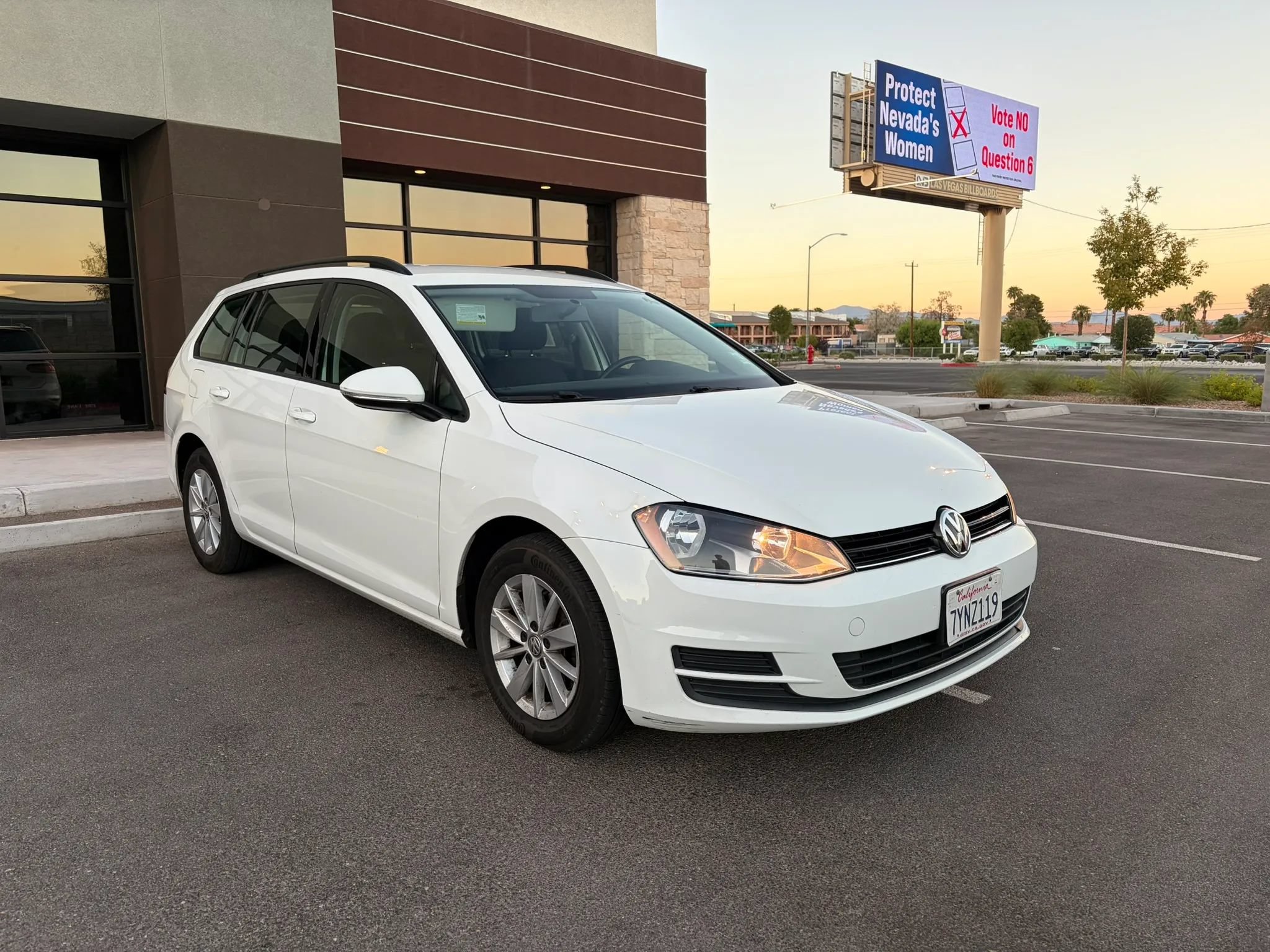 Used 2017 Volkswagen Golf S FWD image 2