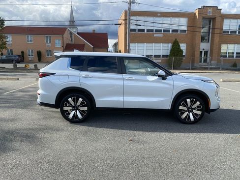 New 2025 Mitsubishi Outlander SE image 4