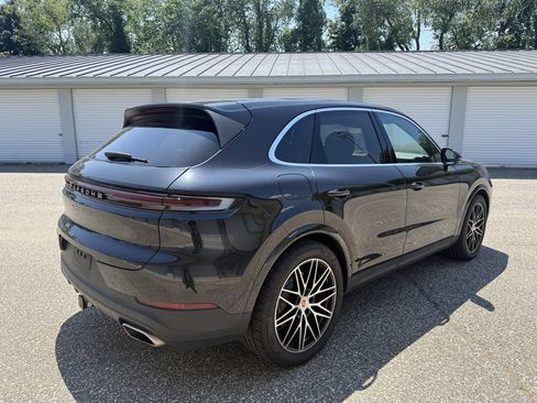 Used 2025 Porsche Cayenne AWD/4WD image 5