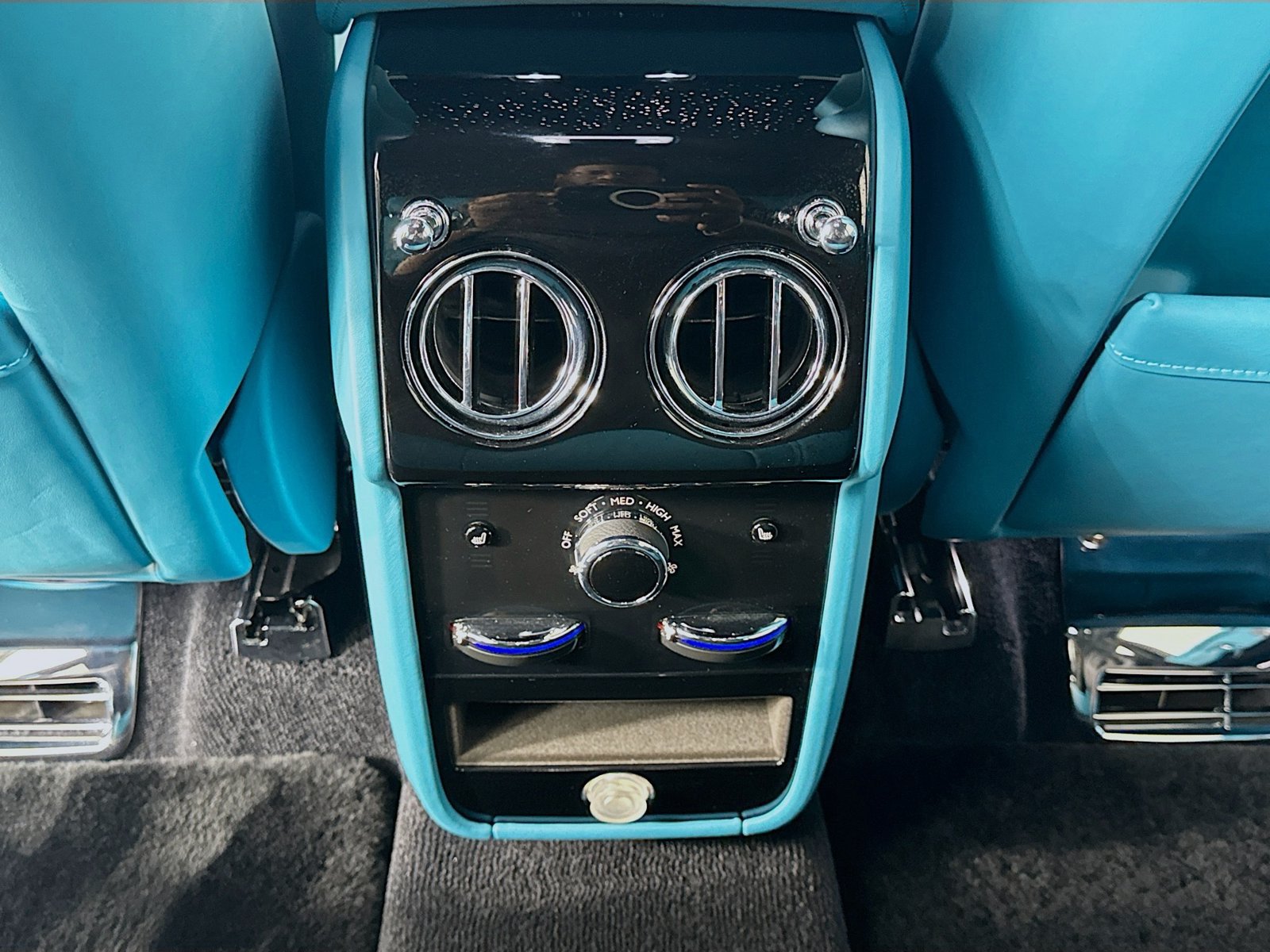 Certified 2022 Rolls-Royce Cullinan w/ Dark Exterior Package AWD/4WD image 26