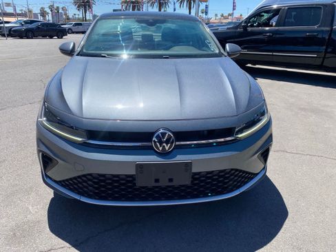 Used 2025 Volkswagen Jetta SE FWD image 2