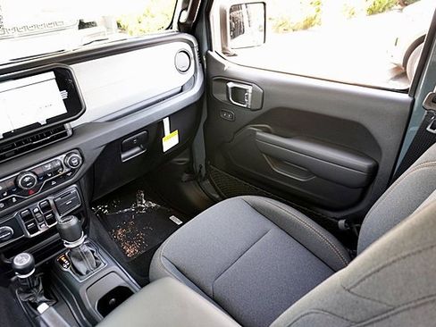 New 2025 Jeep Gladiator Sport image 27