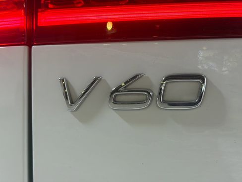 Used 2020 Volvo V60 T5 Cross Country image 12