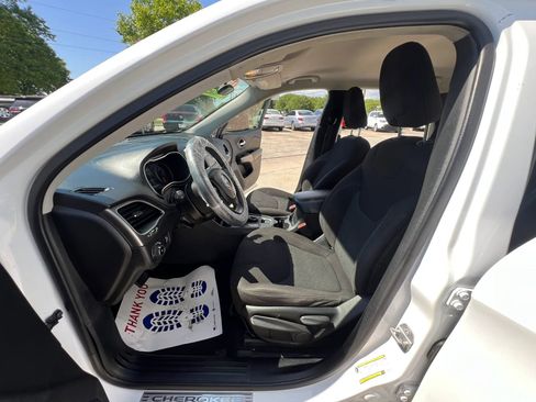 Used 2019 Jeep Cherokee Latitude w/ Popular Appearance Group image 11