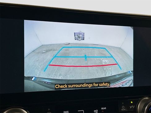 Used 2024 Toyota Highlander XLE image 11