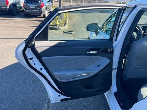 Used 2020 Toyota Avalon Limited image 11