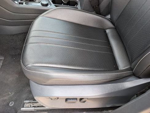 Used 2024 Volkswagen Tiguan SE AWD/4WD image 15
