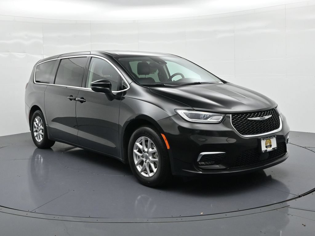 Used 2023 Chrysler Pacifica Touring-L FWD image 4