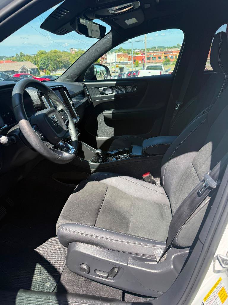 Used 2023 Volvo XC40 B5 Plus AWD/4WD image 21