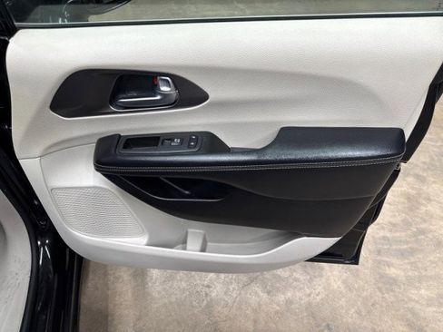 Used 2022 Chrysler Pacifica Touring-L image 27