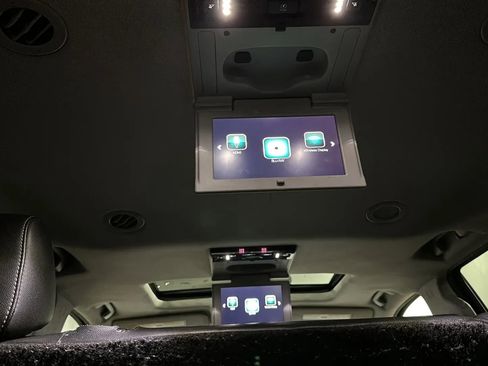 Used 2017 Chevrolet Suburban LT image 32