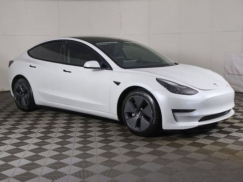 Used 2021 Tesla Model 3 Standard Range Plus image 2