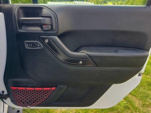 Used 2018 Jeep Wrangler Unlimited Rubicon AWD/4WD image 38