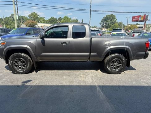Used 2018 Toyota Tacoma SR5 RWD image 4
