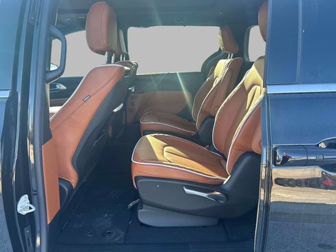 New 2026 Chrysler Pacifica Pinnacle AWD/4WD image 5