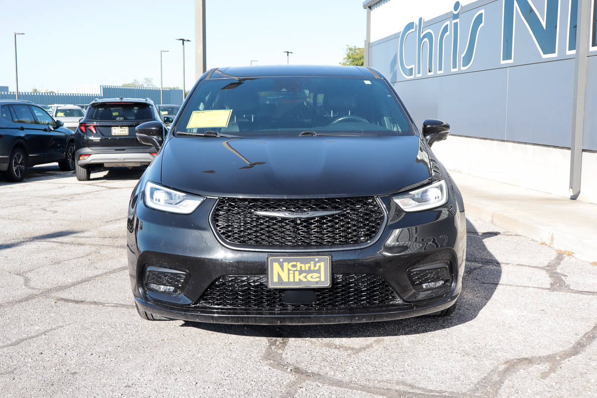 Used 2022 Chrysler Pacifica Touring-L w/ Uconnect Theater Family Group FWD image 2