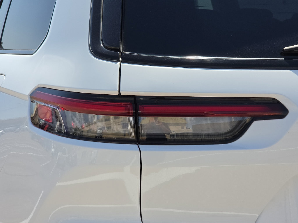 Used 2024 Jeep Grand Cherokee L Laredo RWD image 11