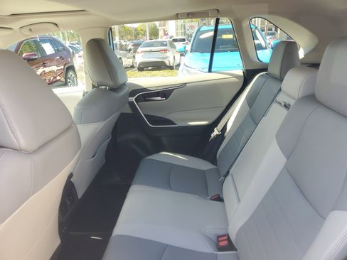Used 2022 Toyota RAV4 XLE Premium image 12