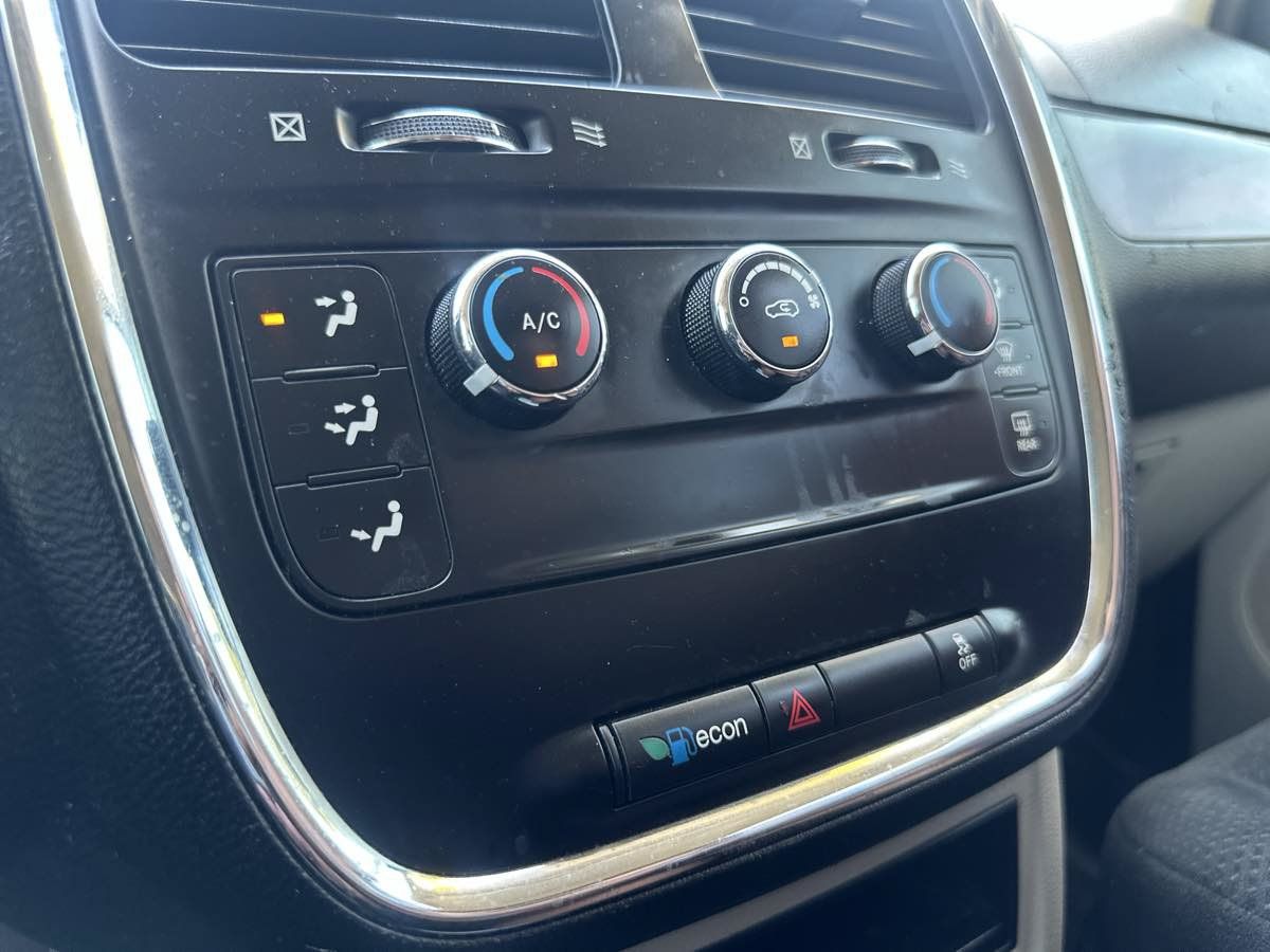 Used 2016 Dodge Grand Caravan American Value Package w/ UConnect Hands-Free Group FWD image 22