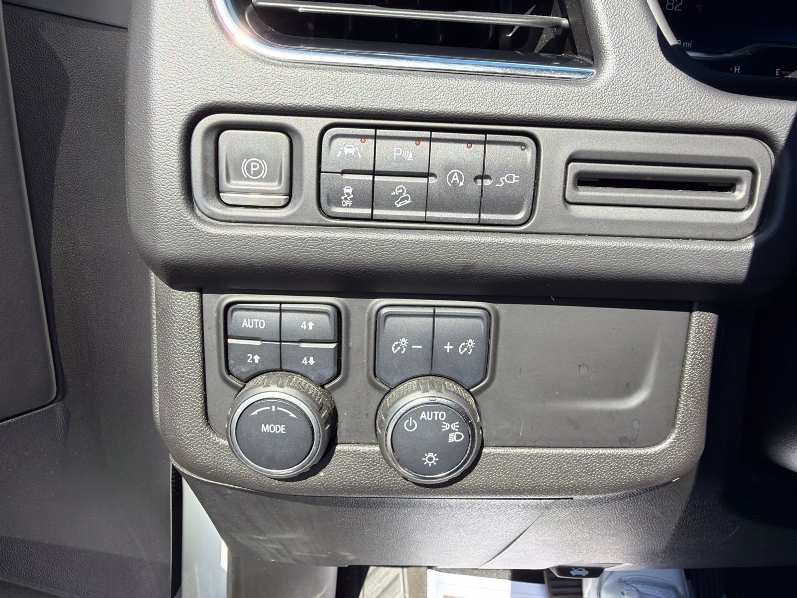 Used 2022 Chevrolet Suburban Premier AWD/4WD image 23