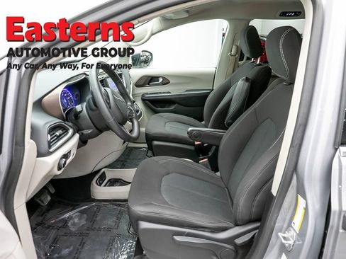 Used 2021 Chrysler Voyager L FWD image 13