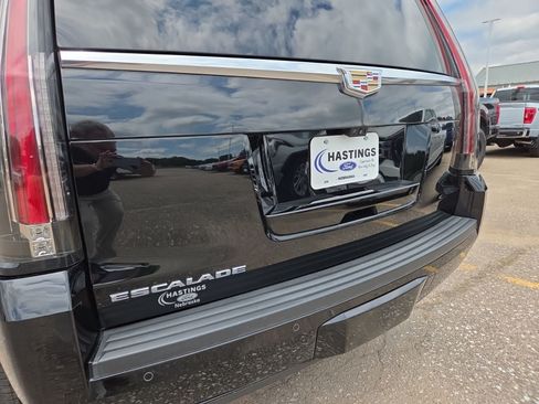 Used 2017 Cadillac Escalade Platinum AWD/4WD image 5