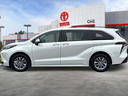 Certified 2026 Toyota Sienna XLE FWD image 9