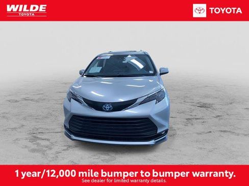 Certified 2025 Toyota Sienna XLE FWD image 4